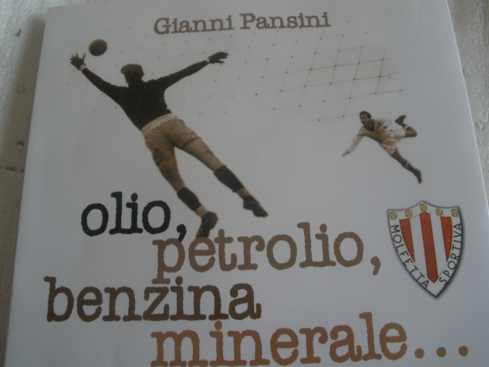 “Olio, petrolio, benzina e minerale”: da Molfetta un libro, un successo  